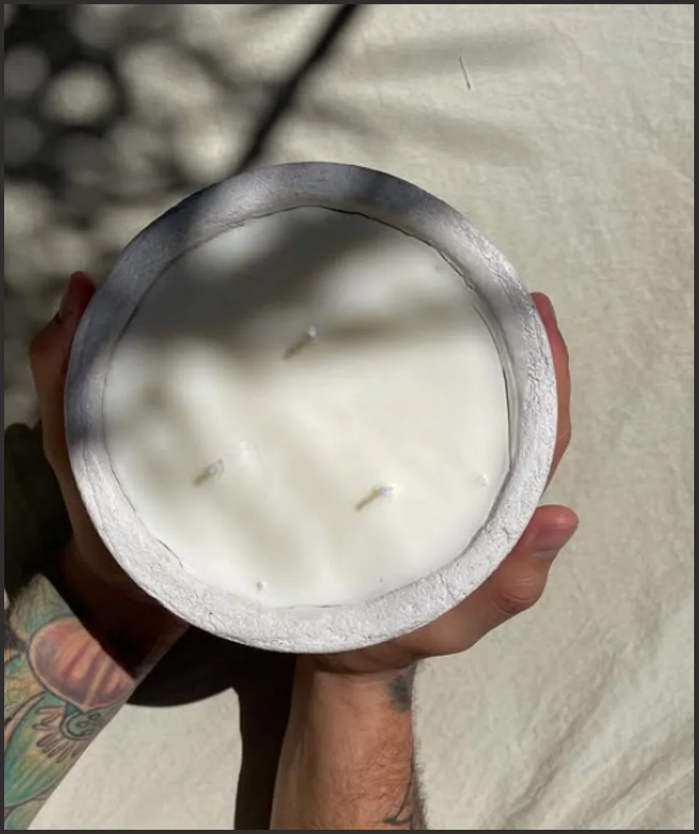 Mini velas être en recipientes de concreto